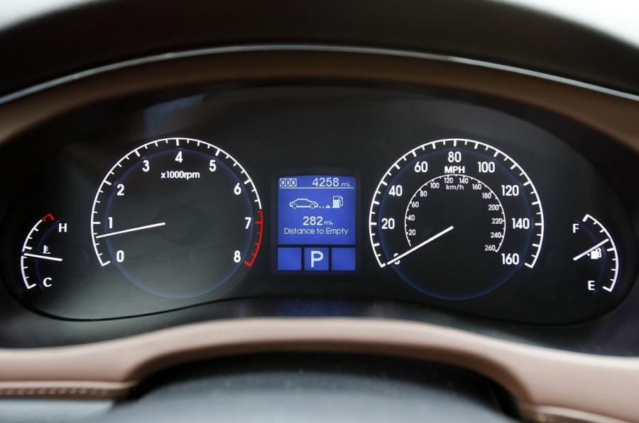  Hyundai Genesis Sedan 2011 года  (фото 23 из 39)